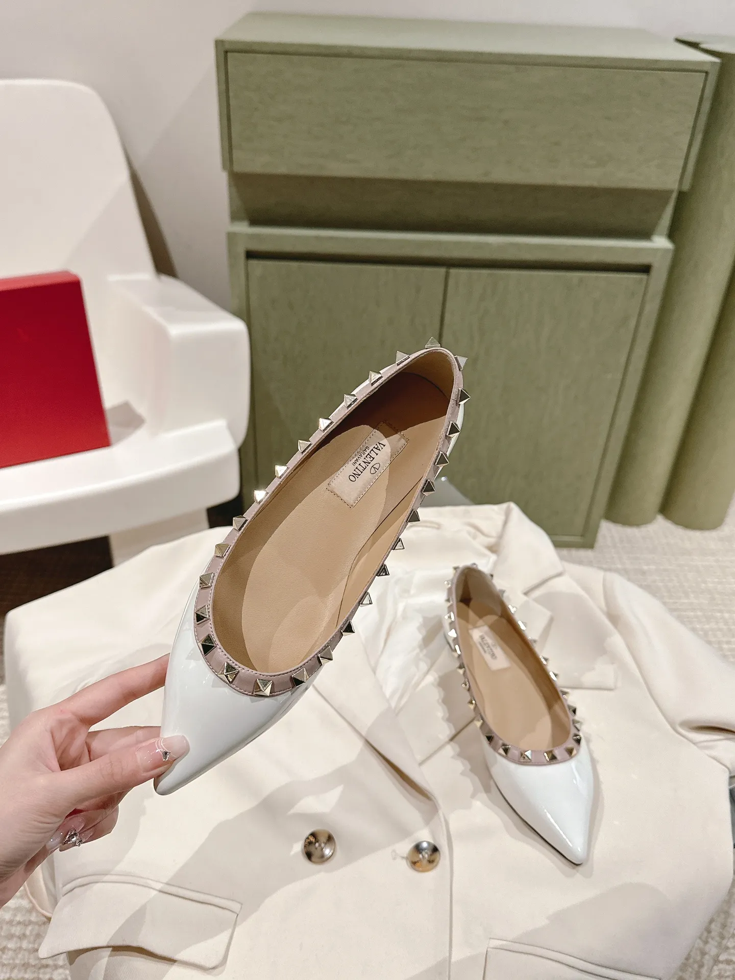 👟👟Ex-factory price 520👟👟 | ²⁰²4 𝐬𝐬 🤍🤎 Versatile series for all seasons! Is your shoe cabinet missing a pair? ! 🔥 The entire VALENTINO series is produced by Taiwan-funded factories! Getting in and out of the counter is stress-free! ROCKSTUD Valentino studded patent leather ballet flats ONE STUD retro craft pyramid large rivet buckle flats/high heels Smooth shoe lines and awesome version Comfortable upper foot. Increases height. Looks slimmer. Elongates leg lines Imported mirrored calfskin/cow patent leather/high-density silk material Lambskin lining Italian high-density genuine leather outsole Size35-39 (40/41/42 can be customized) Heel height: flat ♺Synchronized gift box💝packaging at the counter!